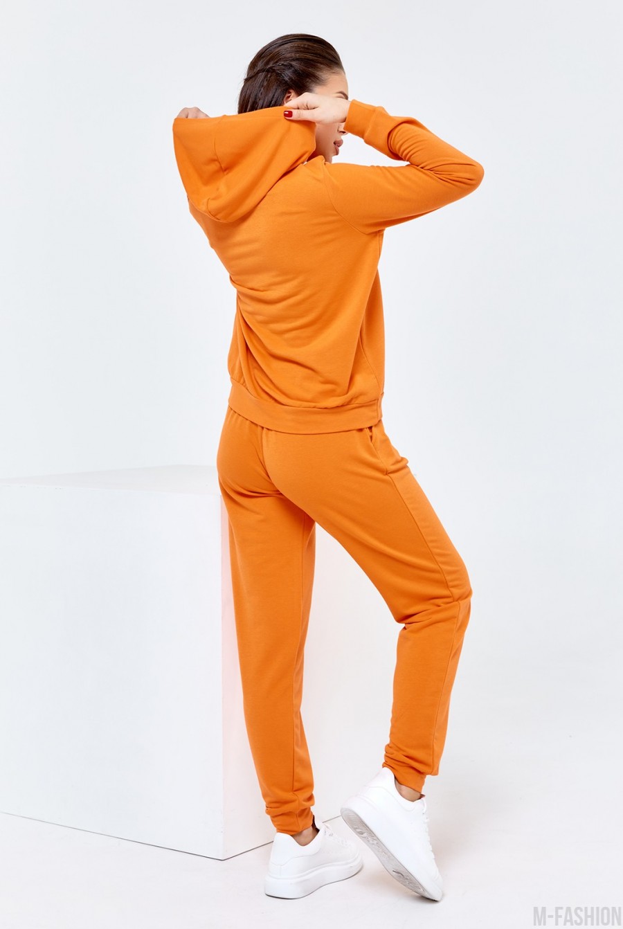Оранжевый трикотажный спортивный костюм с капюшоном- Фото 3