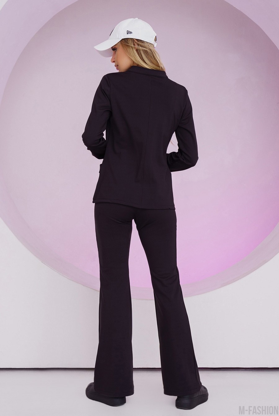 Черный утепленный костюм с брюками-клеш- Фото 3