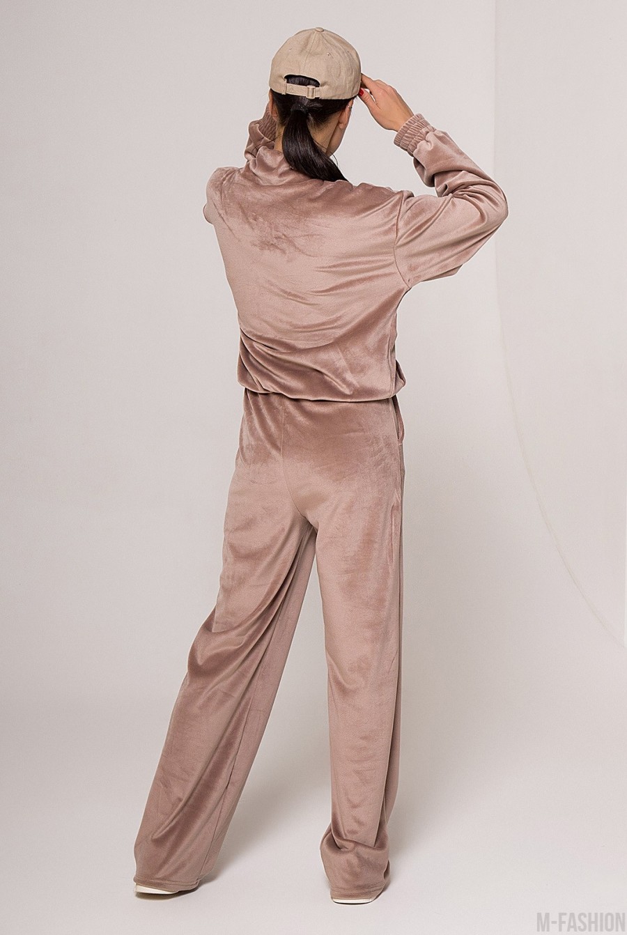 Бежевый велюровый костюм с хомутом- Фото 3