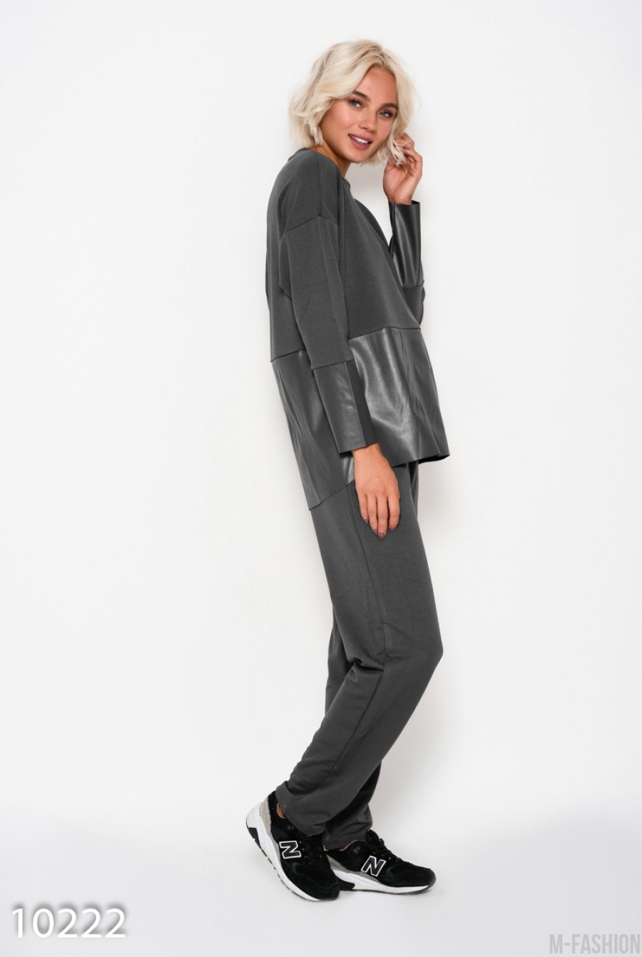 Темно-серый спортивный костюм с удлиненной спинкой и вставками из эко-кожи- Фото 2