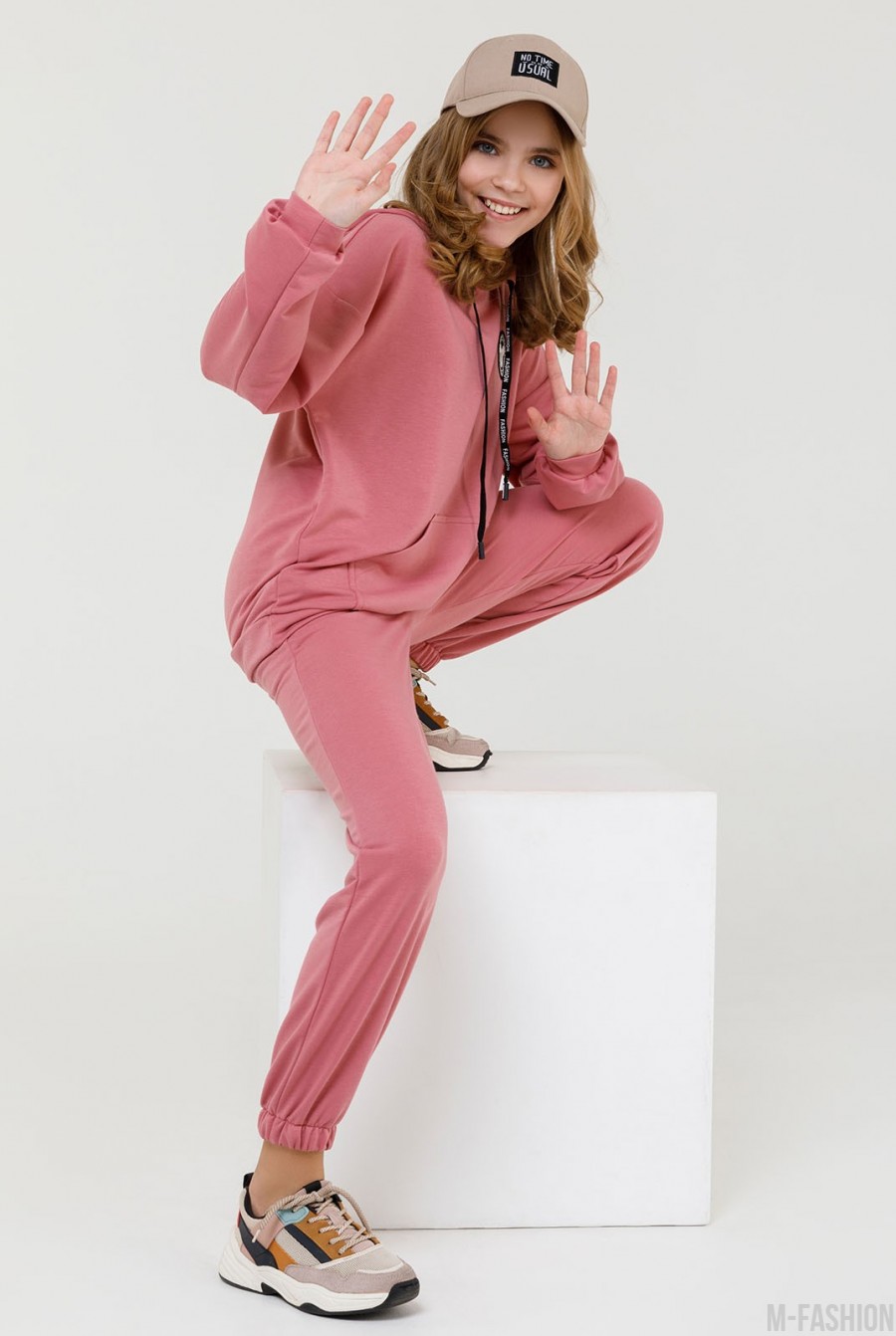 Розовый трикотажный костюм с нашивкой- Фото 2