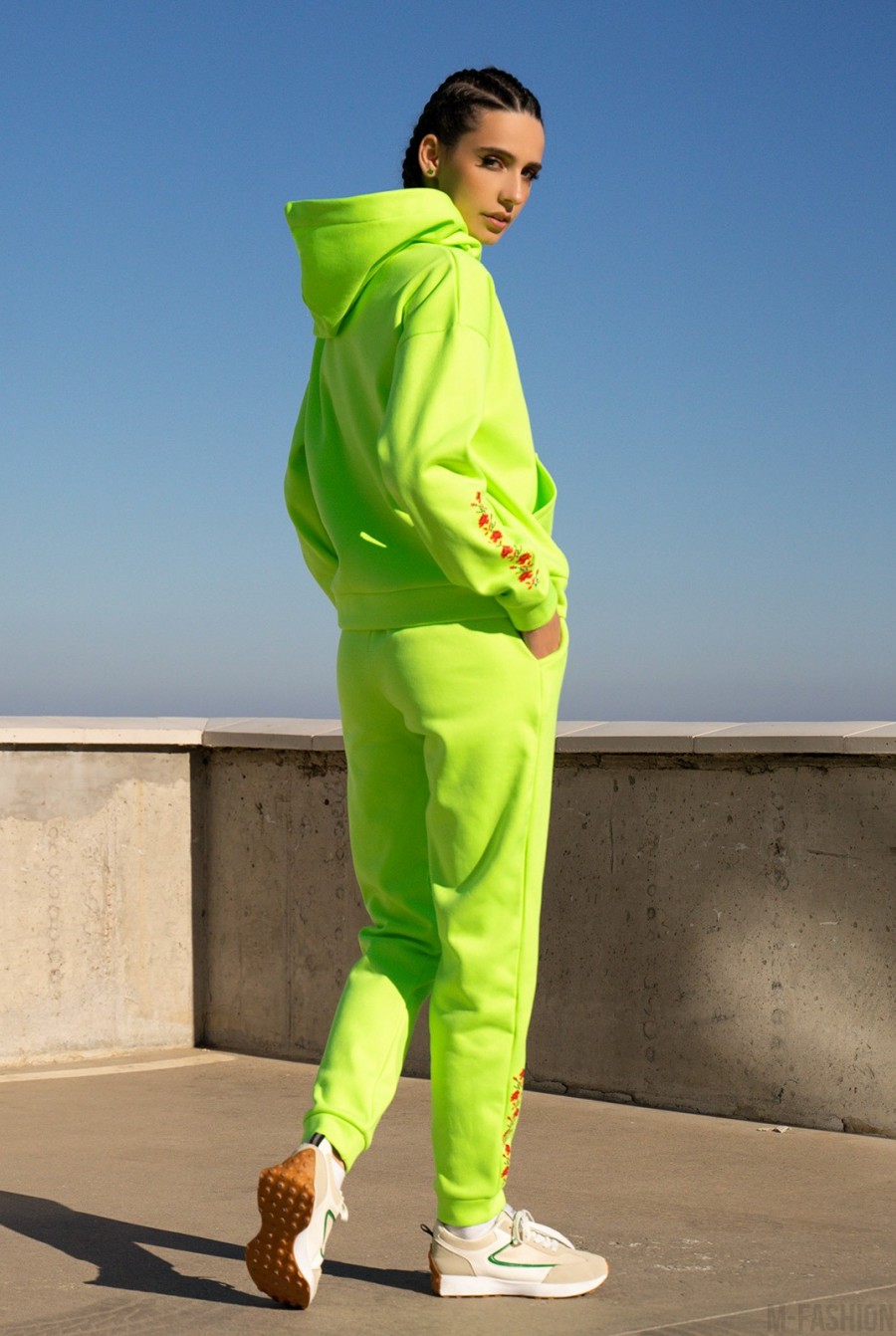 Салатовый утепленный спортивный костюм с орнаментом- Фото 3