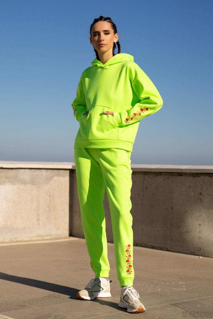 Салатовый утепленный спортивный костюм с орнаментом - Фото 1