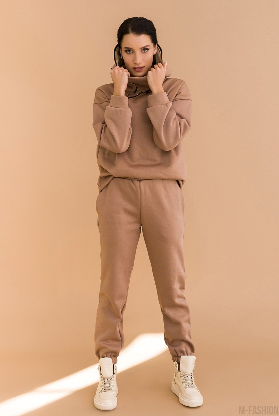 Бежевый теплый костюм с молнией- Фото 4