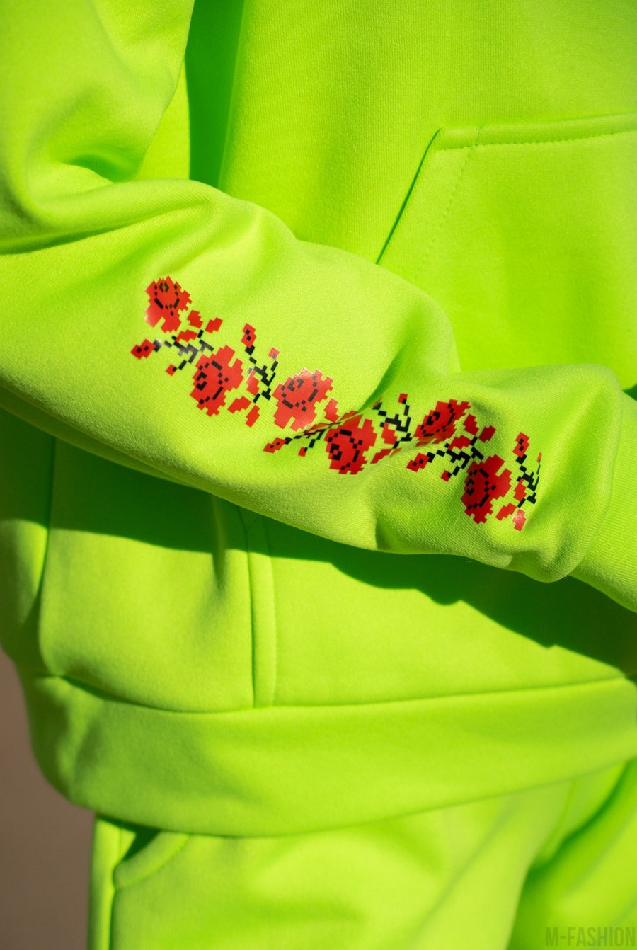 Салатовый утепленный спортивный костюм с орнаментом- Фото 4