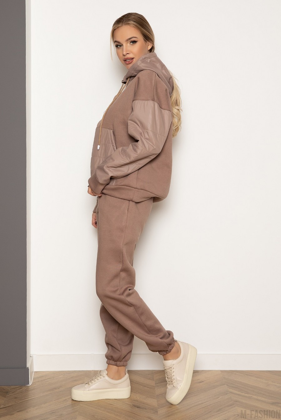 Коричневый теплый комбинированный костюм с вставками из плащевки- Фото 2