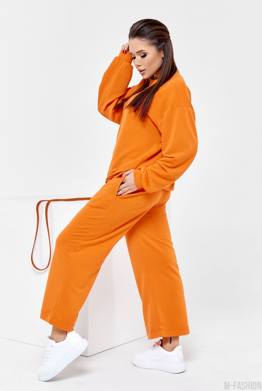 Оранжевый свободный костюм из трикотажа- Фото 2