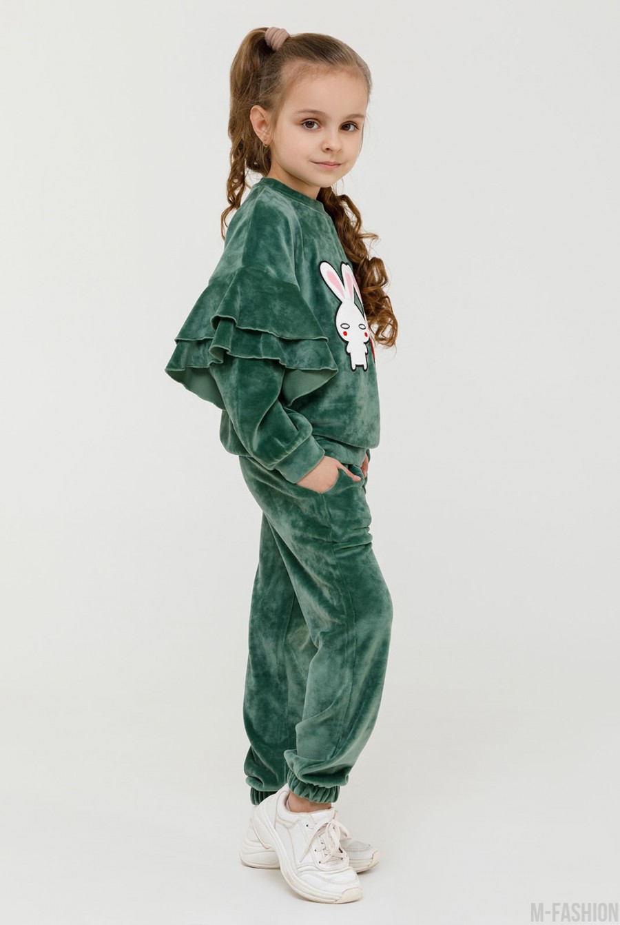 Зеленый велюровый костюм с воланами и нашивкой- Фото 2