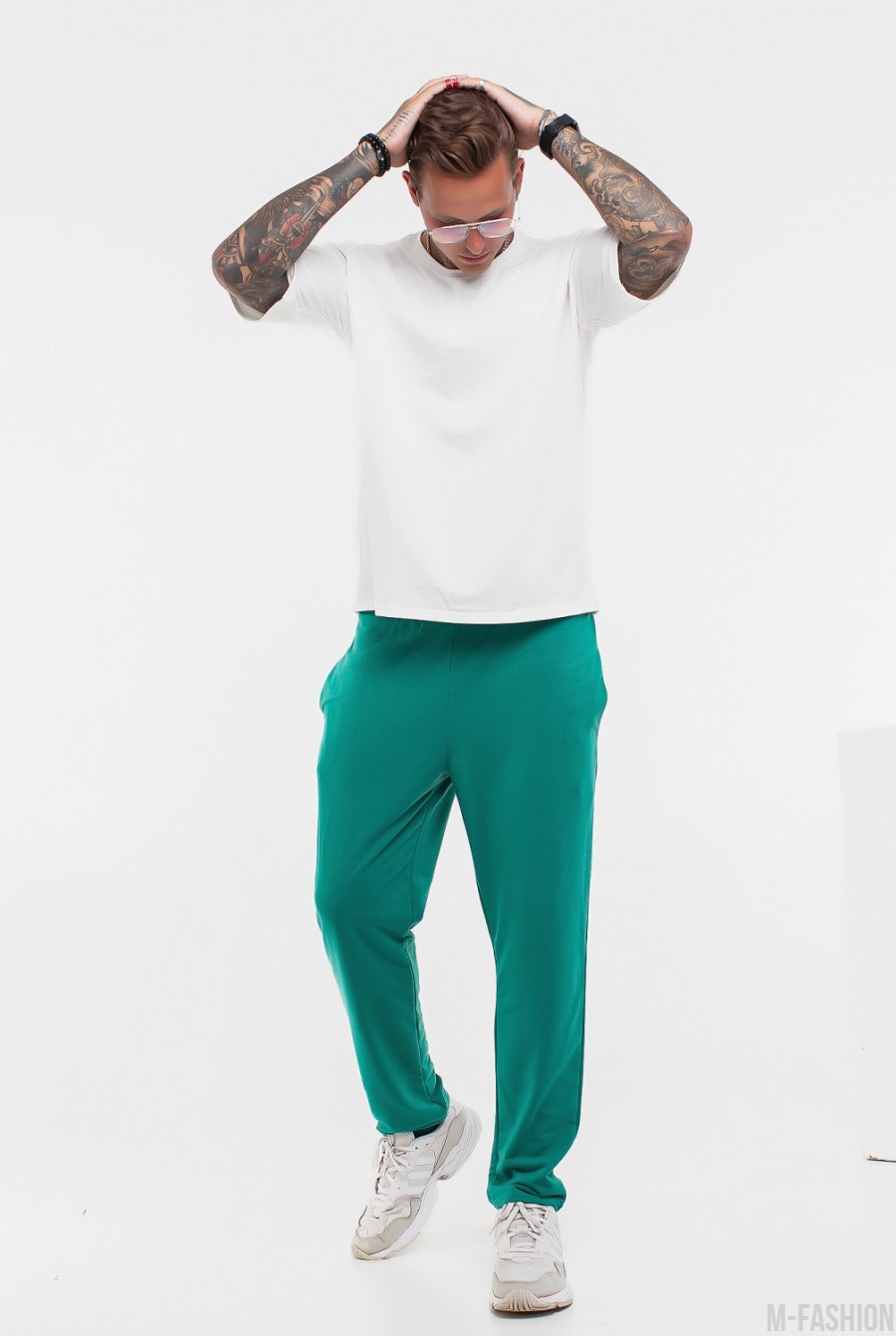 Трикотажный костюм с футболкой и зелеными штанами- Фото 2