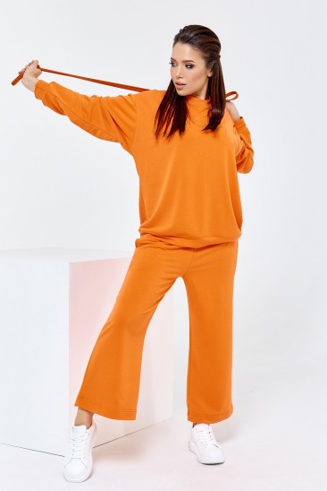 Оранжевый свободный костюм из трикотажа
