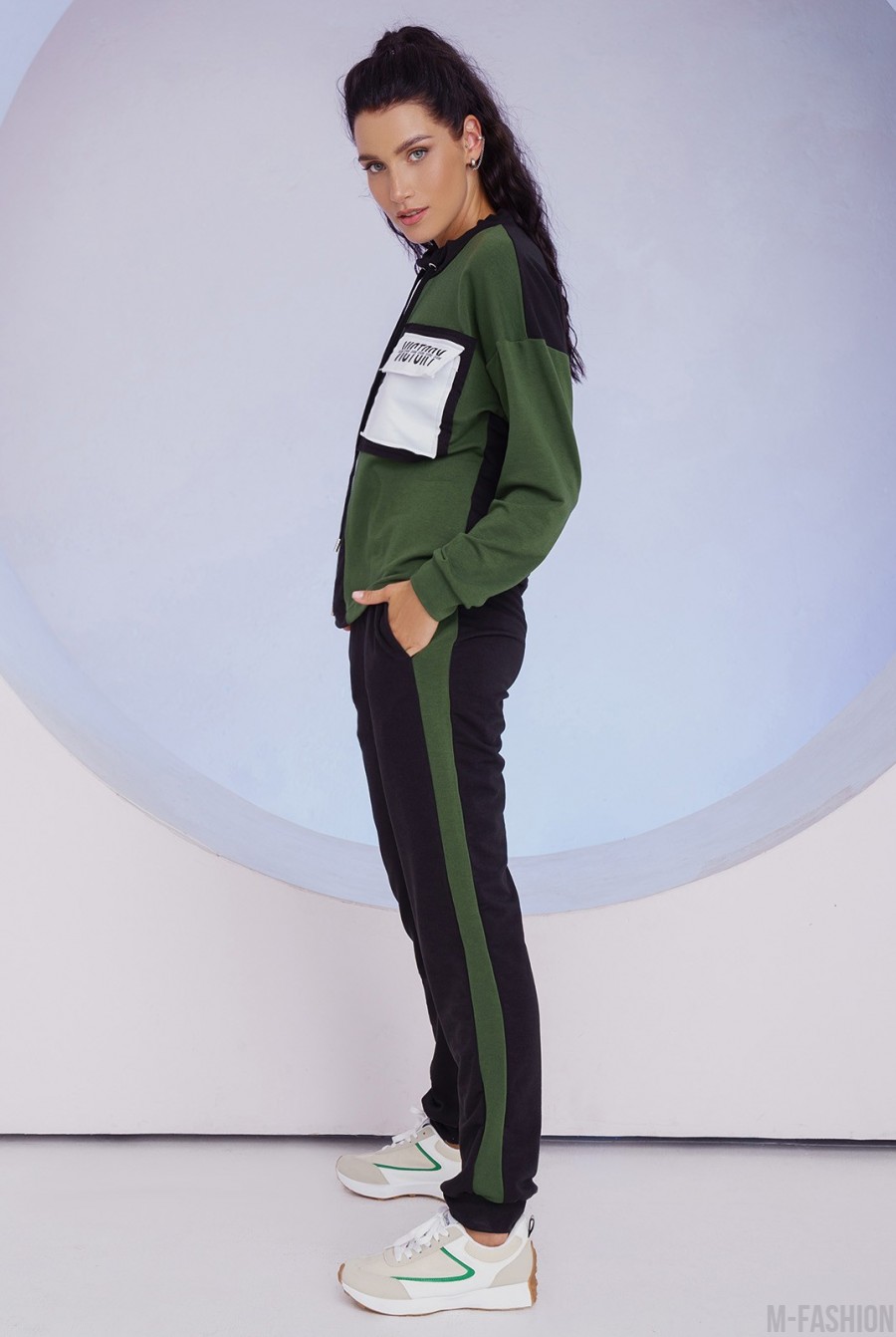 Черно-зеленый костюм с накладным карманом- Фото 3