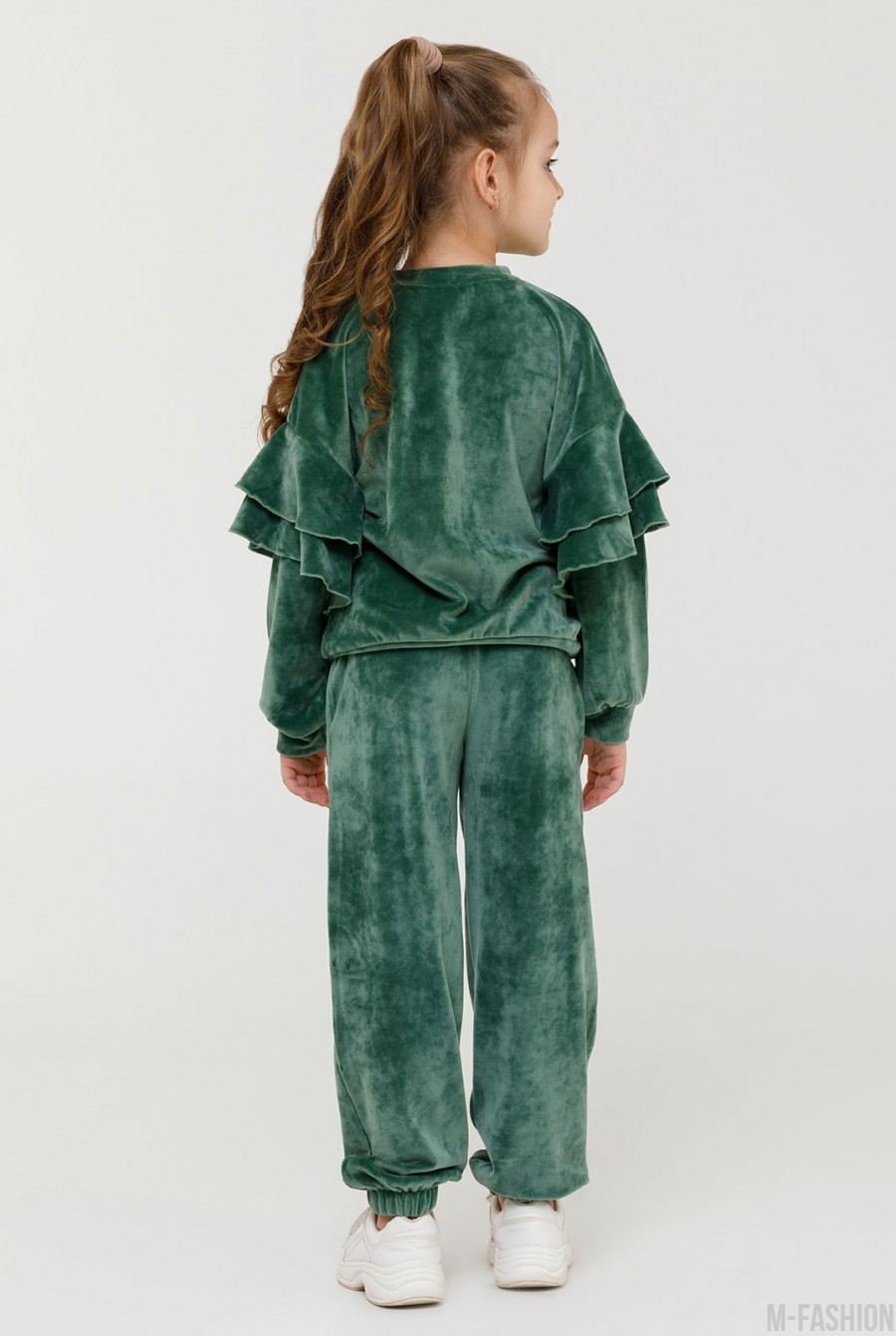 Зеленый велюровый костюм с воланами и нашивкой- Фото 3