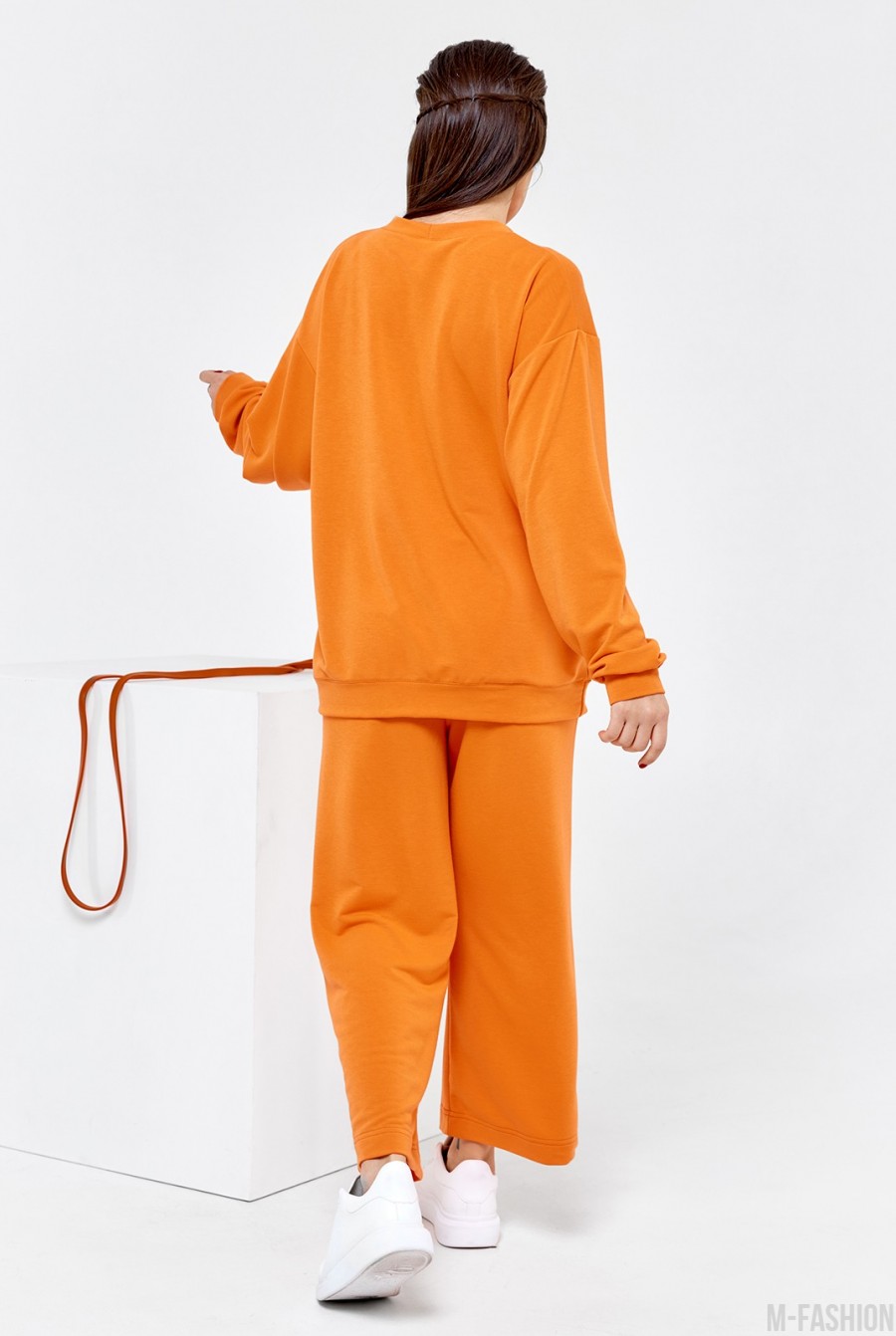 Оранжевый свободный костюм из трикотажа- Фото 3