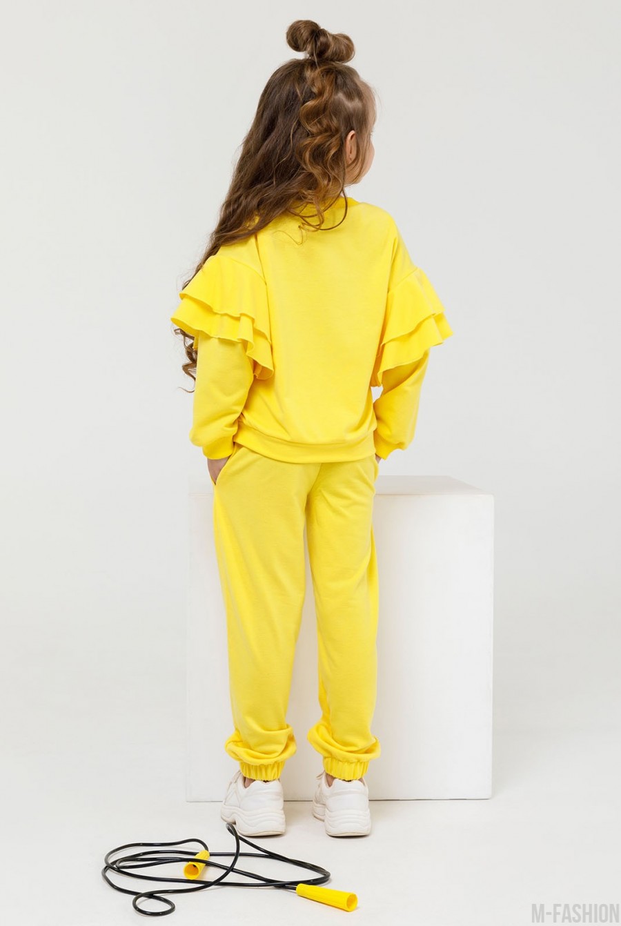 Желтый трикотажный костюм с нашивкой и воланами- Фото 3