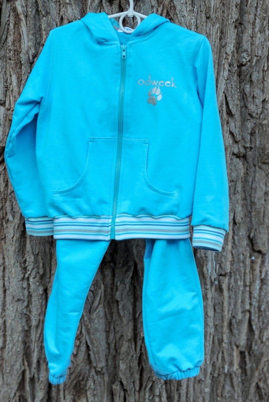 Демисезонный котоновый спортивный костюм голубого цвета с капюшоном и карманами - Фото 1