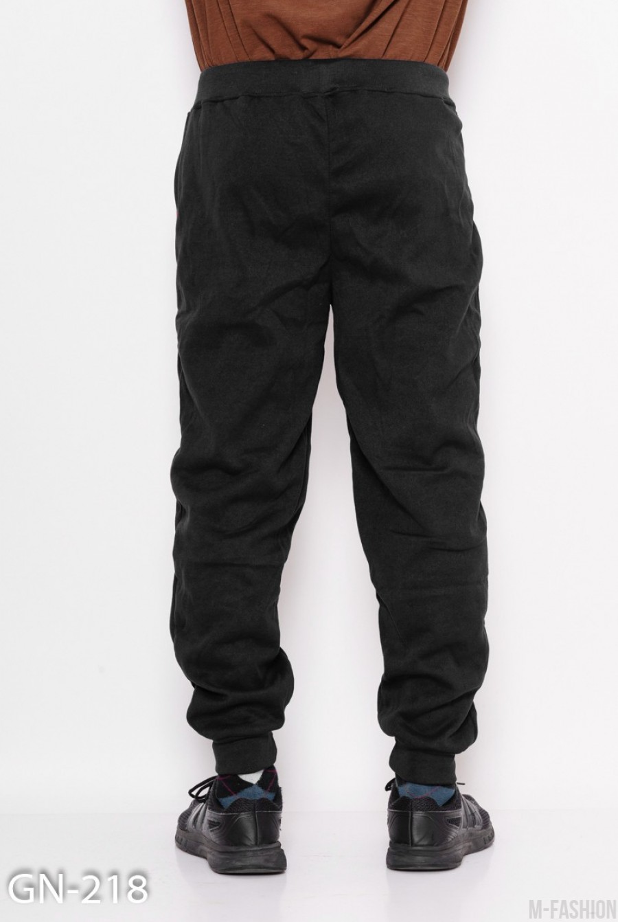 Черные трикотажные спортивные штаны на флисе с манжетами и контрастными вставками- Фото 5