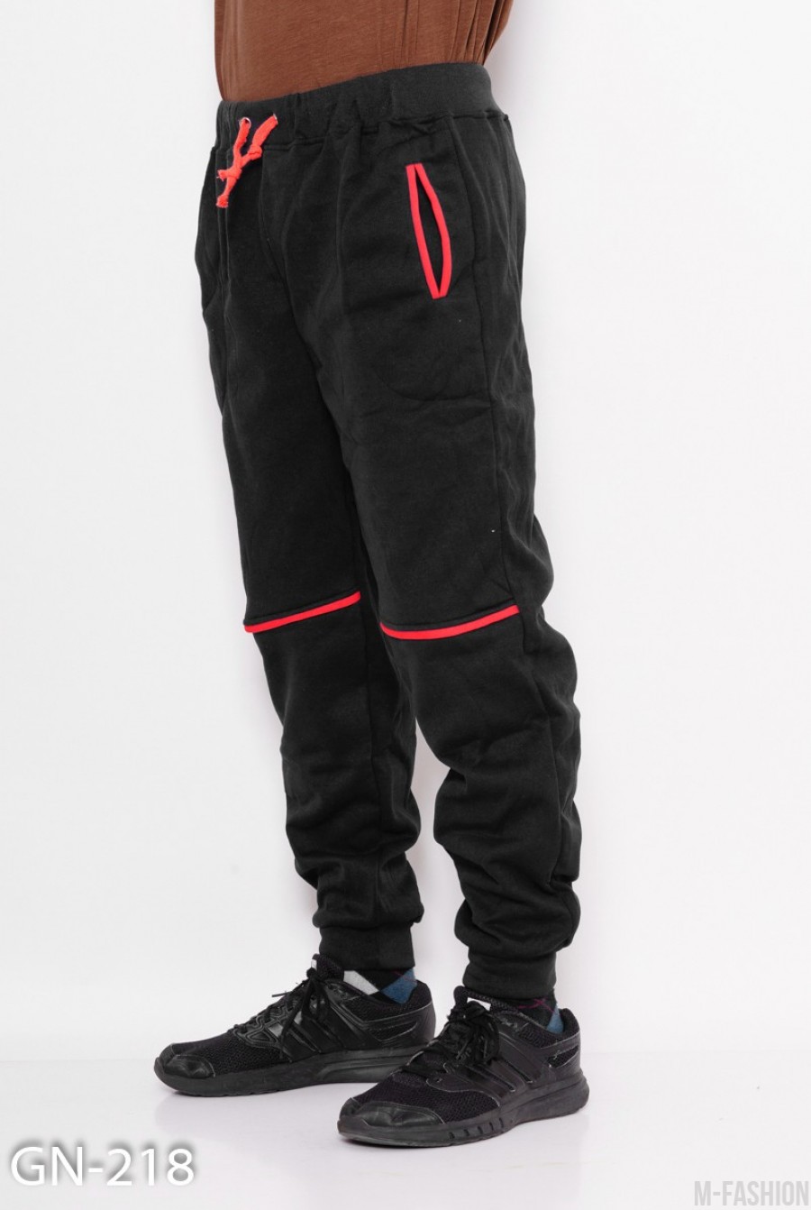 Черные трикотажные спортивные штаны на флисе с манжетами и контрастными вставками- Фото 3