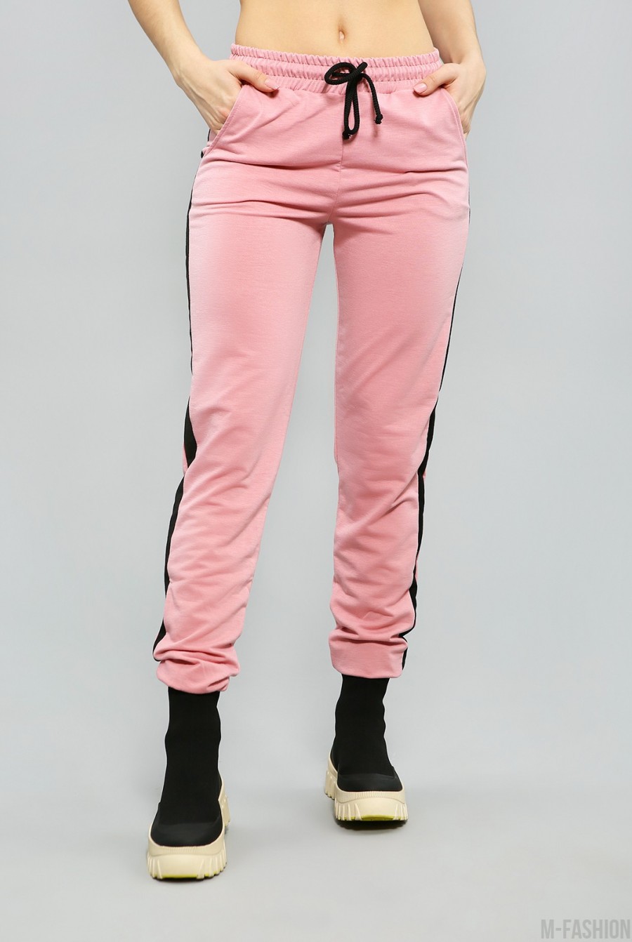 Розовые трикотажные штаны с лампасами - Фото 1