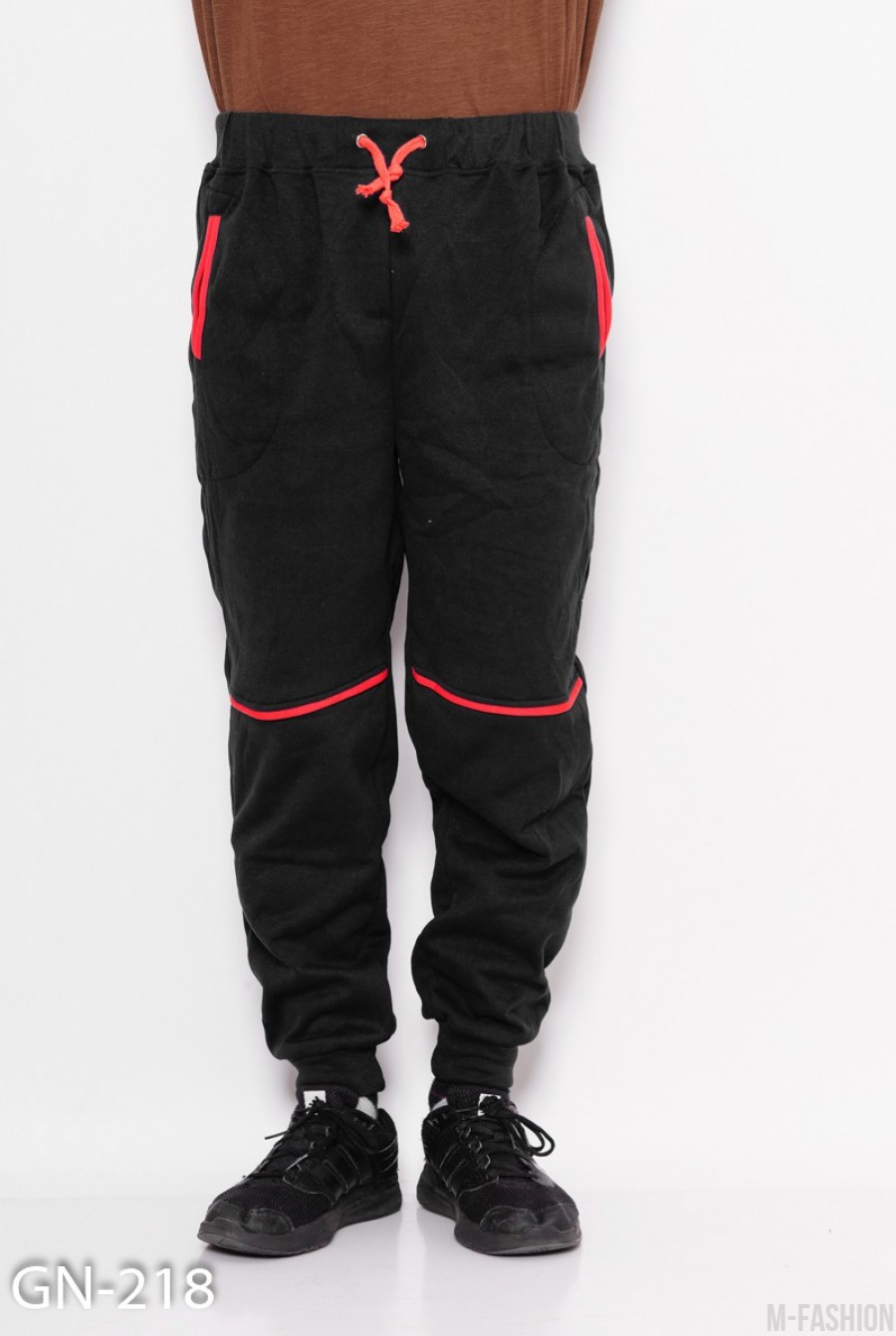 Черные трикотажные спортивные штаны на флисе с манжетами и контрастными вставками - Фото 1