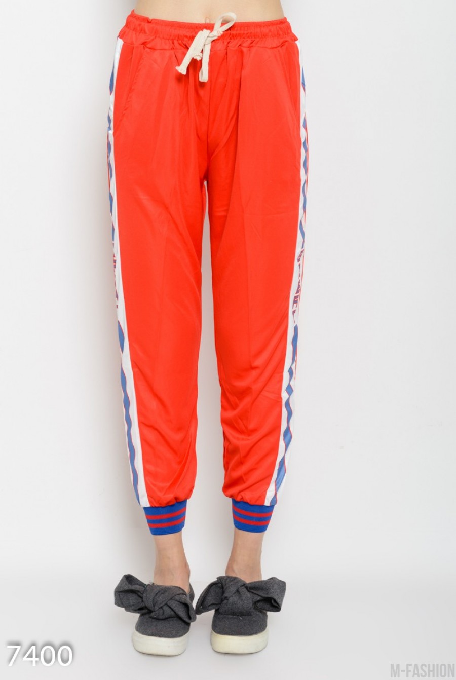 Красные спортивные штаны на манжетах с широкими принтованными вставками по бокам - Фото 1