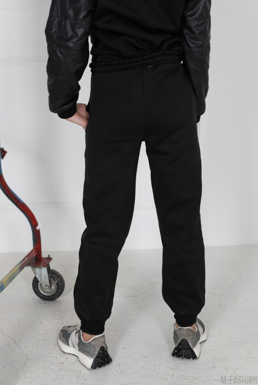 Черные теплые штаны с надписью- Фото 3