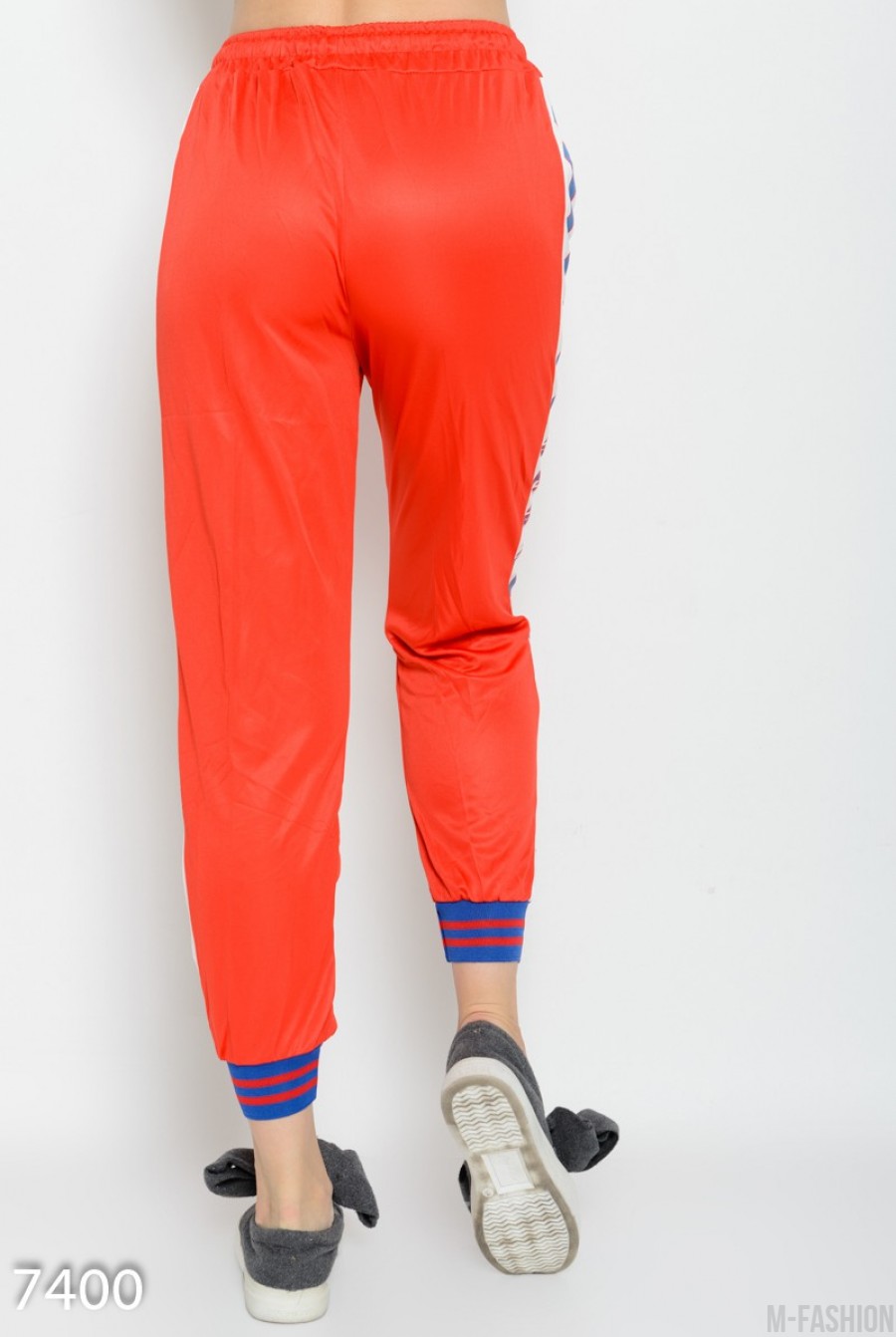 Красные спортивные штаны на манжетах с широкими принтованными вставками по бокам- Фото 5