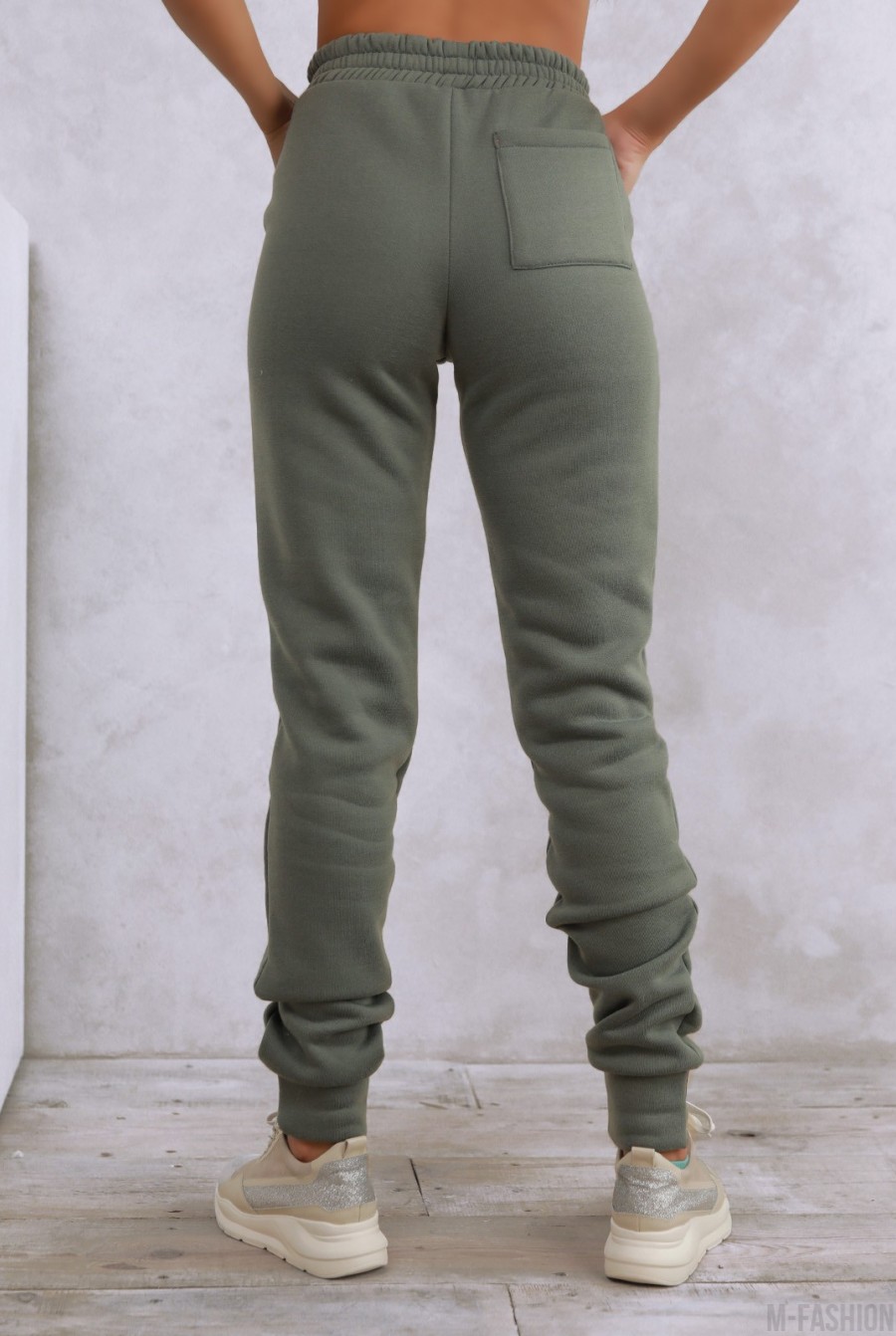 Теплые штаны цвета хаки с нашивками на манжетах- Фото 3