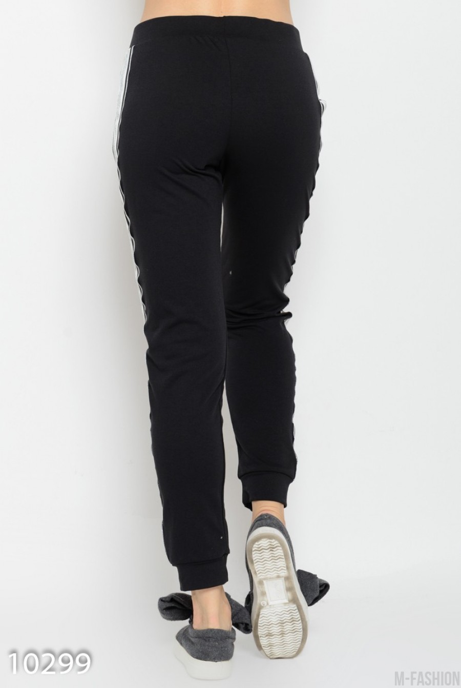 Черные трикотажные спортивные штаны с широкими тесемками по бокам- Фото 3