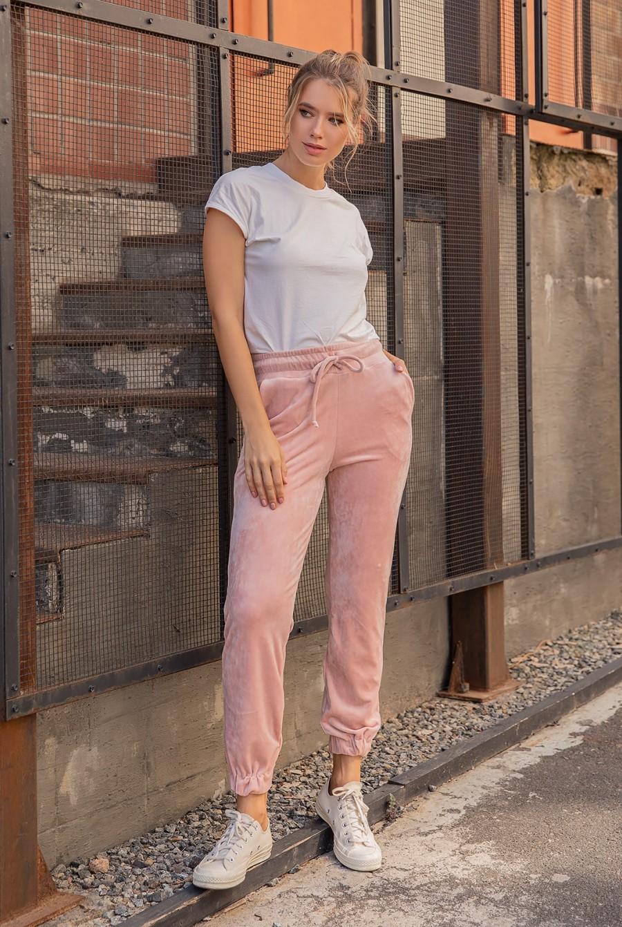 Розовые велюровые брюки джоггеры - Фото 1
