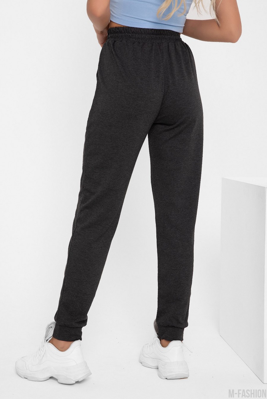 Темно-серые спортивные штаны с накладными карманами- Фото 3