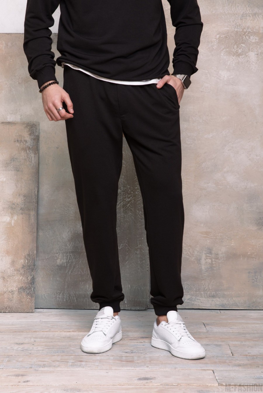 Черные трикотажные спортивные штаны с манжетами - Фото 1