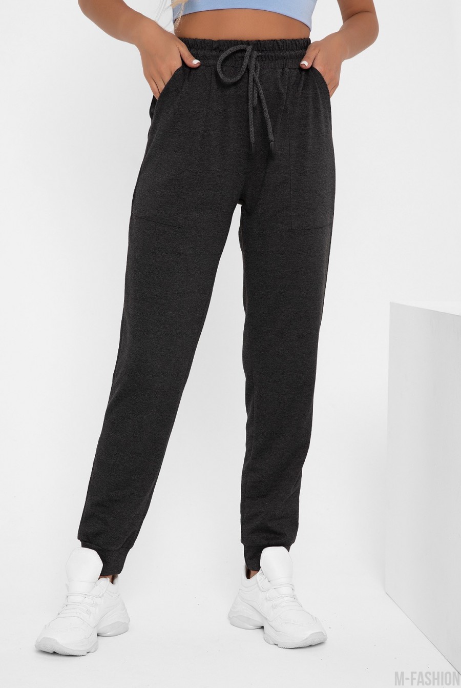 Темно-серые спортивные штаны с накладными карманами - Фото 1