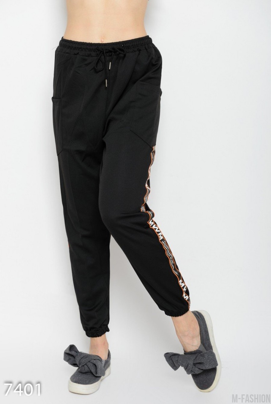 Черные свободные спортивные штаны с накладными карманами и декоративной тесьмой - Фото 1