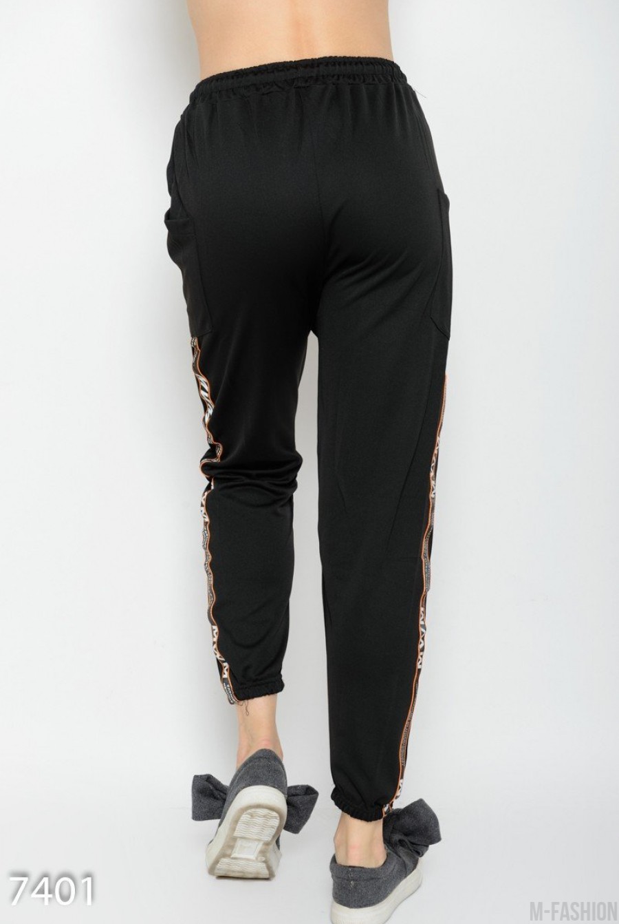 Черные свободные спортивные штаны с накладными карманами и декоративной тесьмой- Фото 3