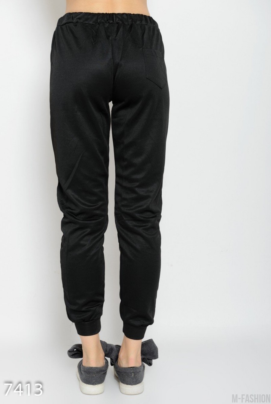 Черные спортивные штаны на резинке с белыми декоративными тесемками- Фото 3