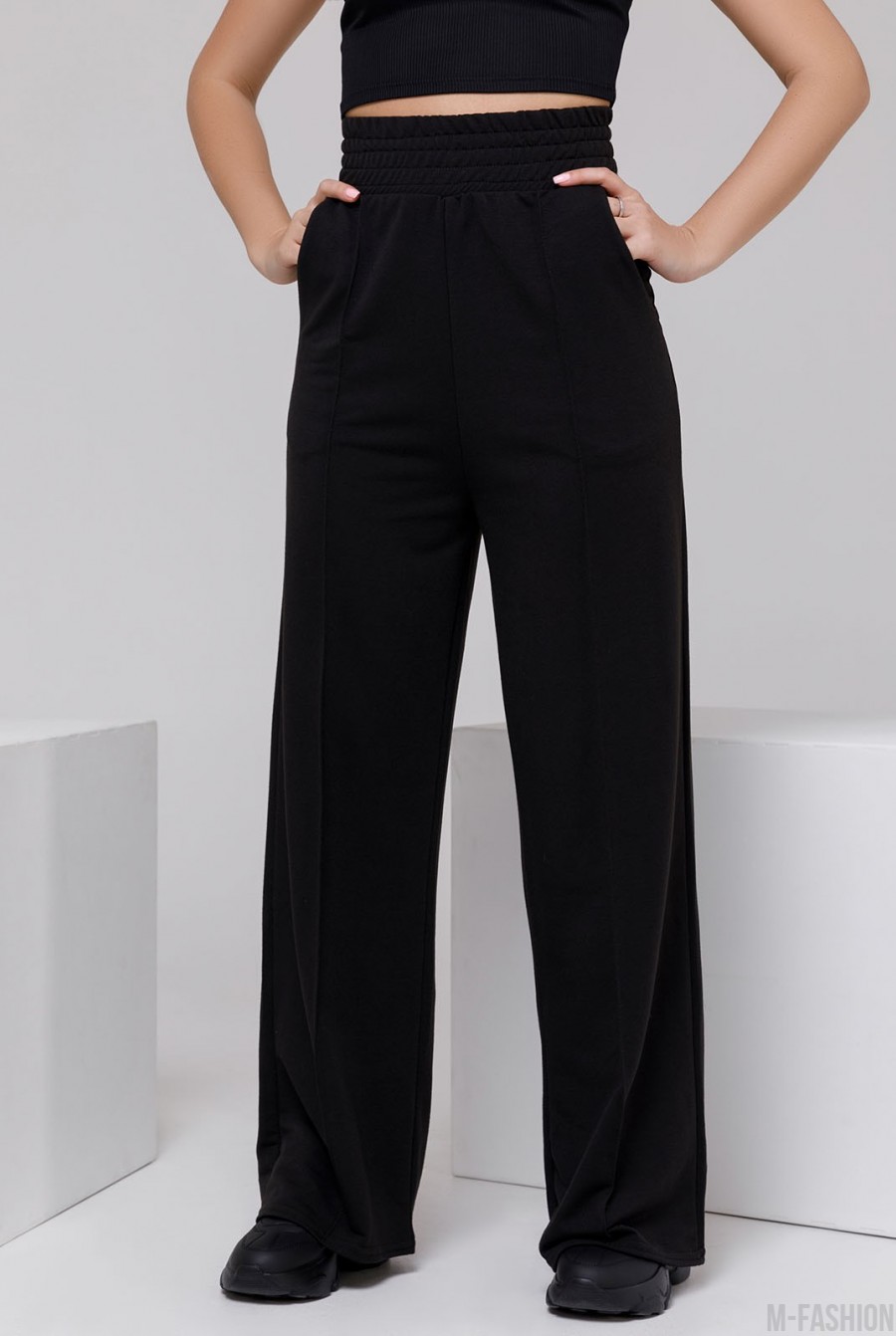 Черные широкие трикотажные брюки со стрелками - Фото 1