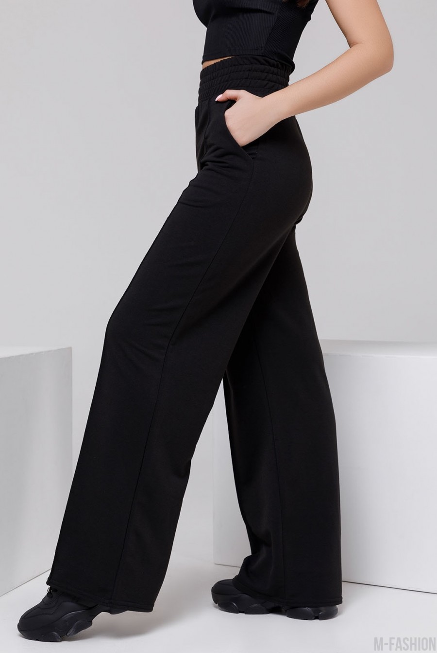 Черные широкие трикотажные брюки со стрелками- Фото 2