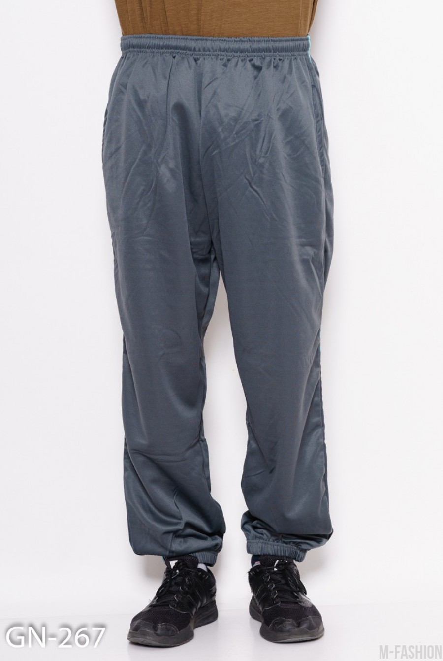 Серые свободные спортивные штаны с бирюзовыми лампасами - Фото 1