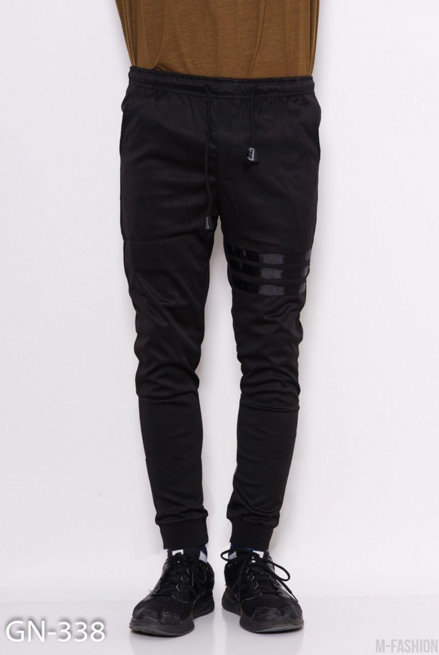 Черные спортивные штаны на манжетах с полосатым декором - Фото 1