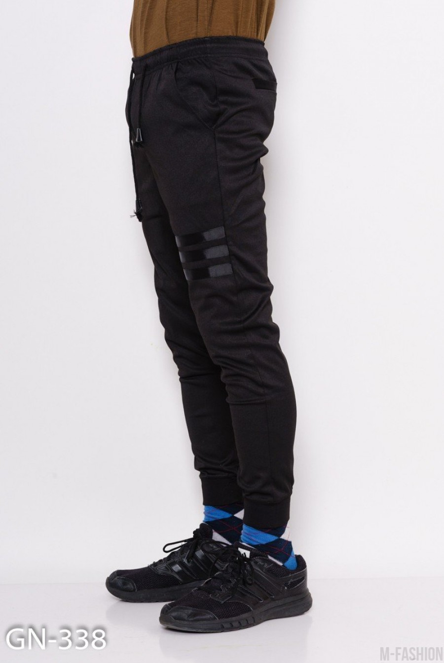 Черные спортивные штаны на манжетах с полосатым декором- Фото 2