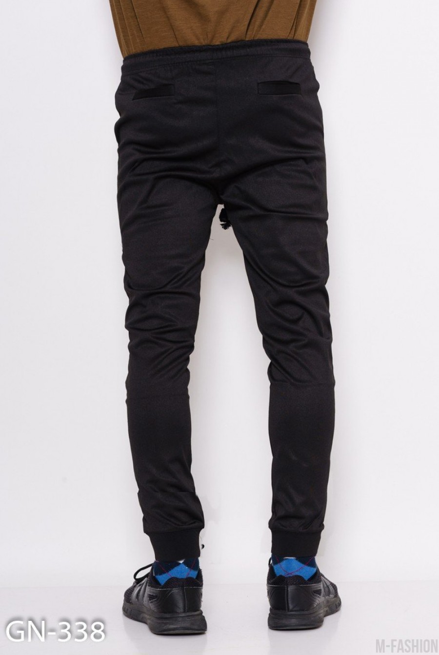 Черные спортивные штаны на манжетах с полосатым декором- Фото 3
