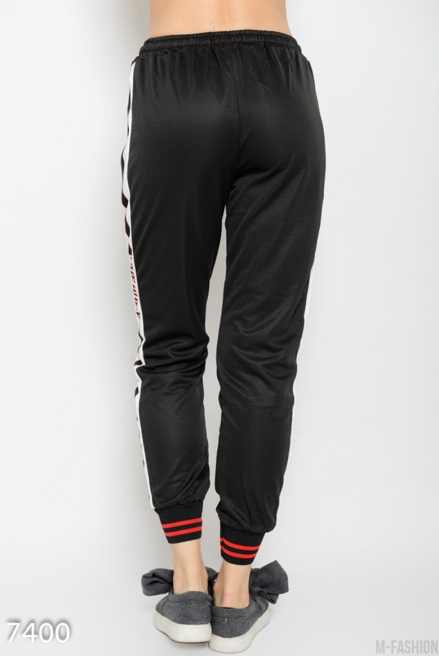 Черные спортивные штаны на манжетах с широкими принтованными вставками по бокам- Фото 3