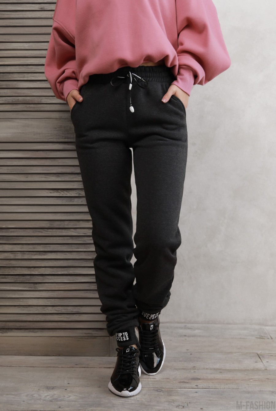 Темно-серые теплые штаны с нашивками на манжетах - Фото 1