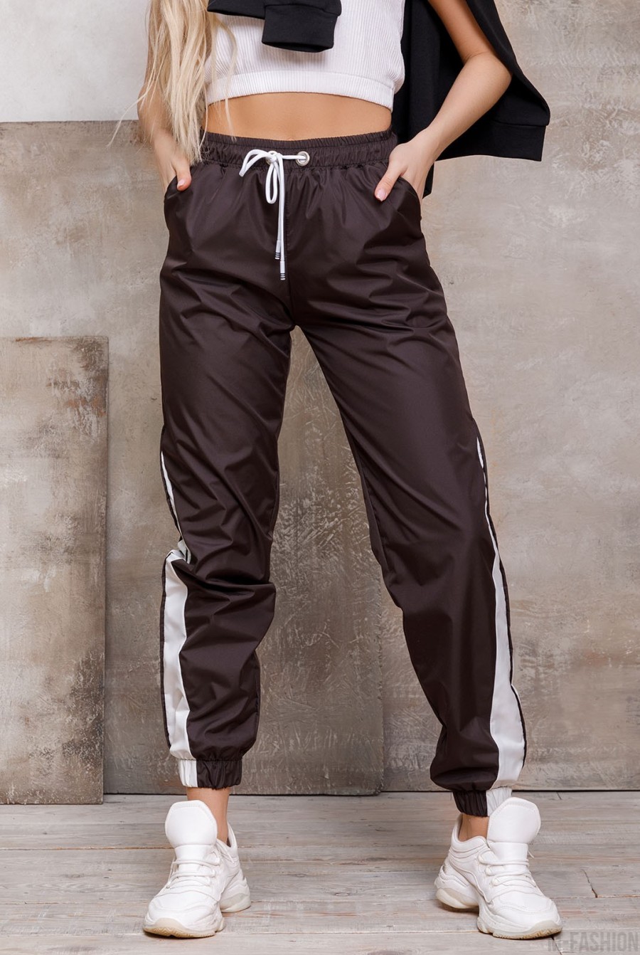 Свободные темно-коричневые спортивные штаны с вставками - Фото 1