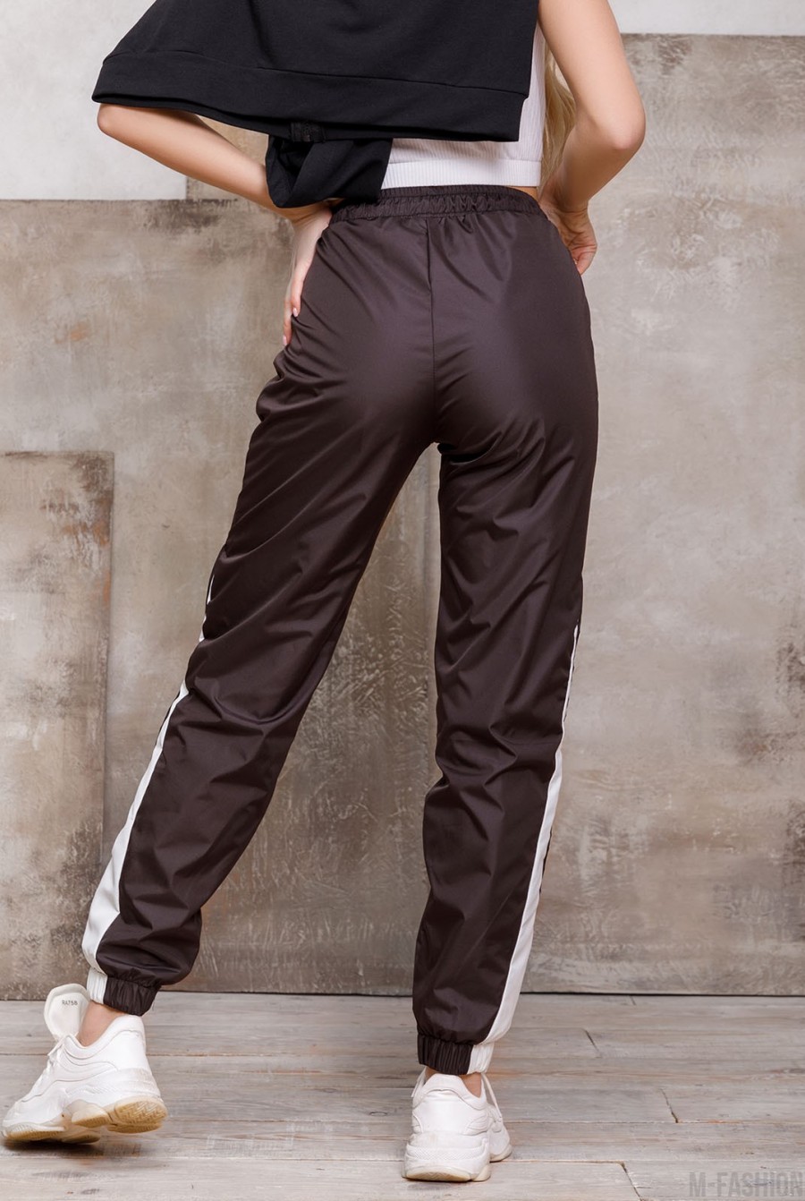Свободные темно-коричневые спортивные штаны с вставками- Фото 3