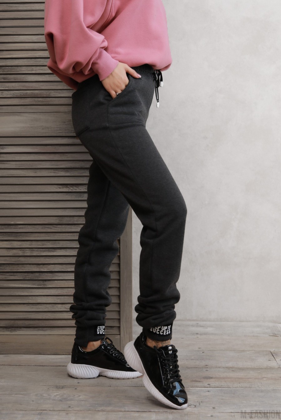 Темно-серые теплые штаны с нашивками на манжетах- Фото 2