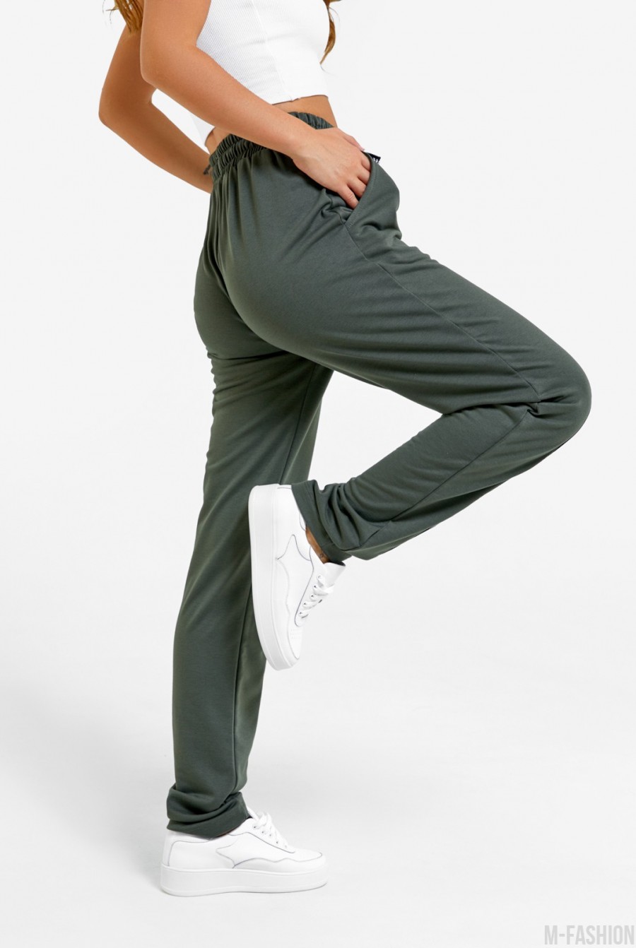 Спортивные штаны цвета хаки с принтованными тесемками- Фото 2