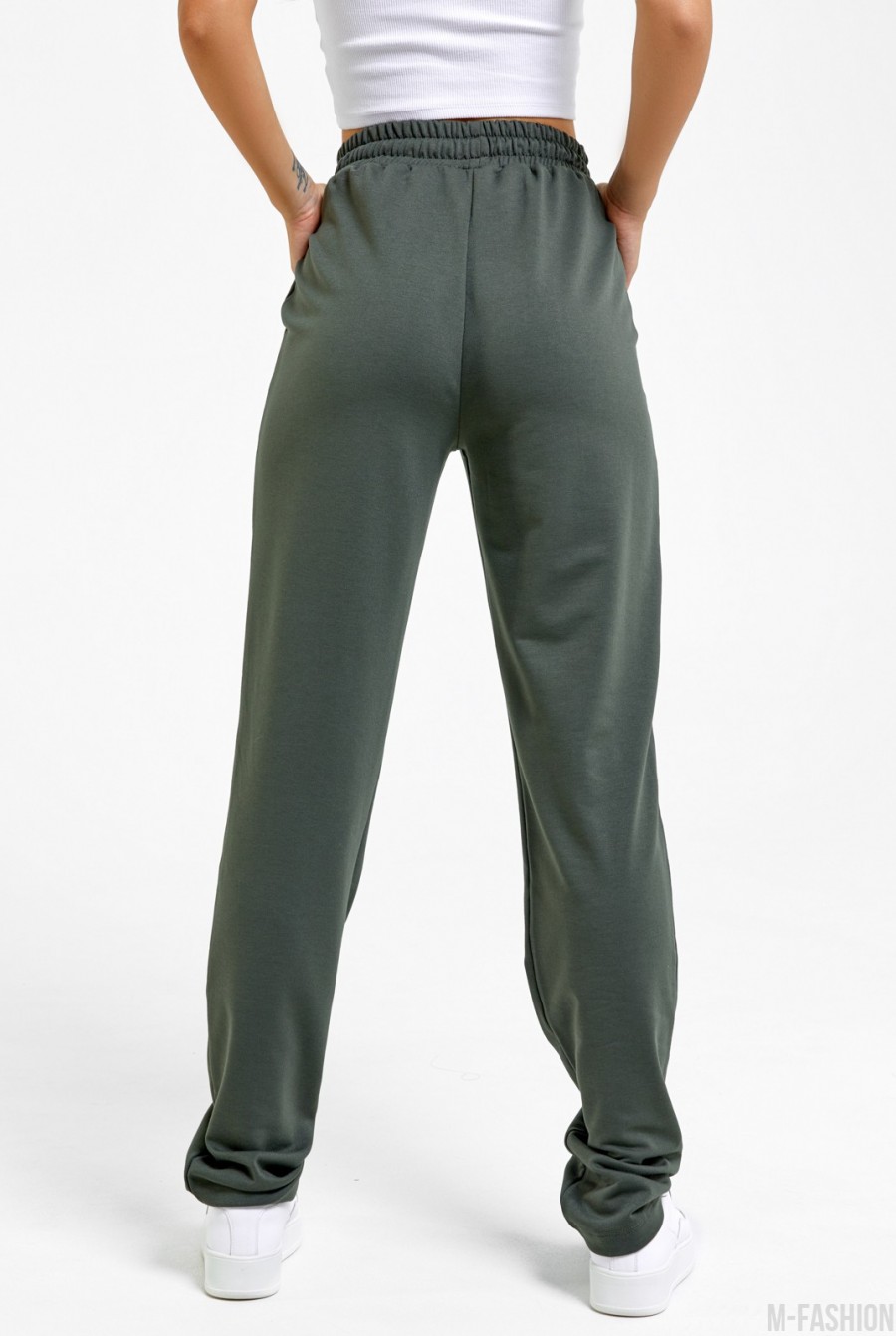 Спортивные штаны цвета хаки с принтованными тесемками- Фото 3