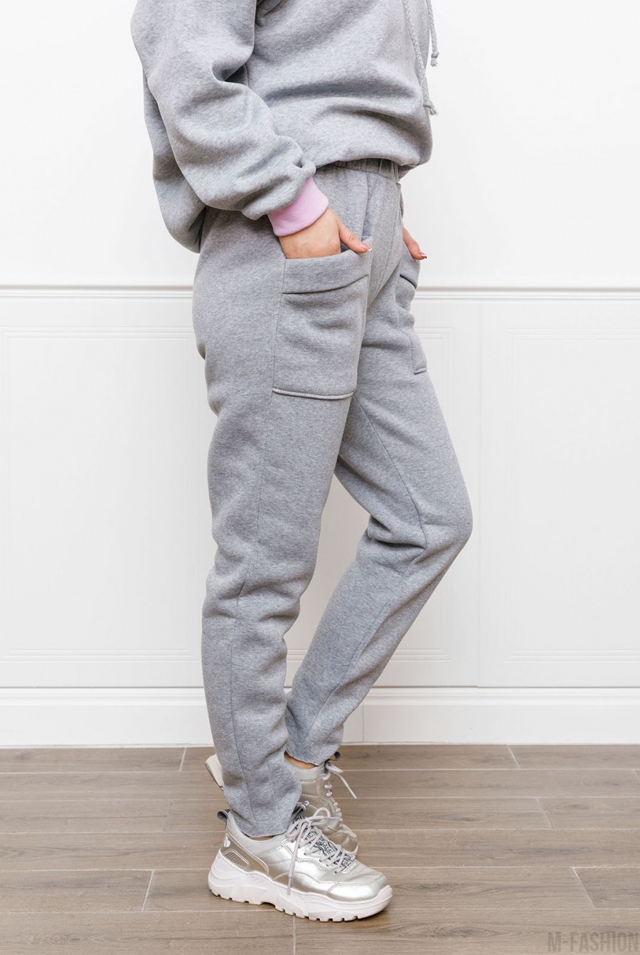 Светло-серые утепленные флисом брюки с карманами- Фото 2