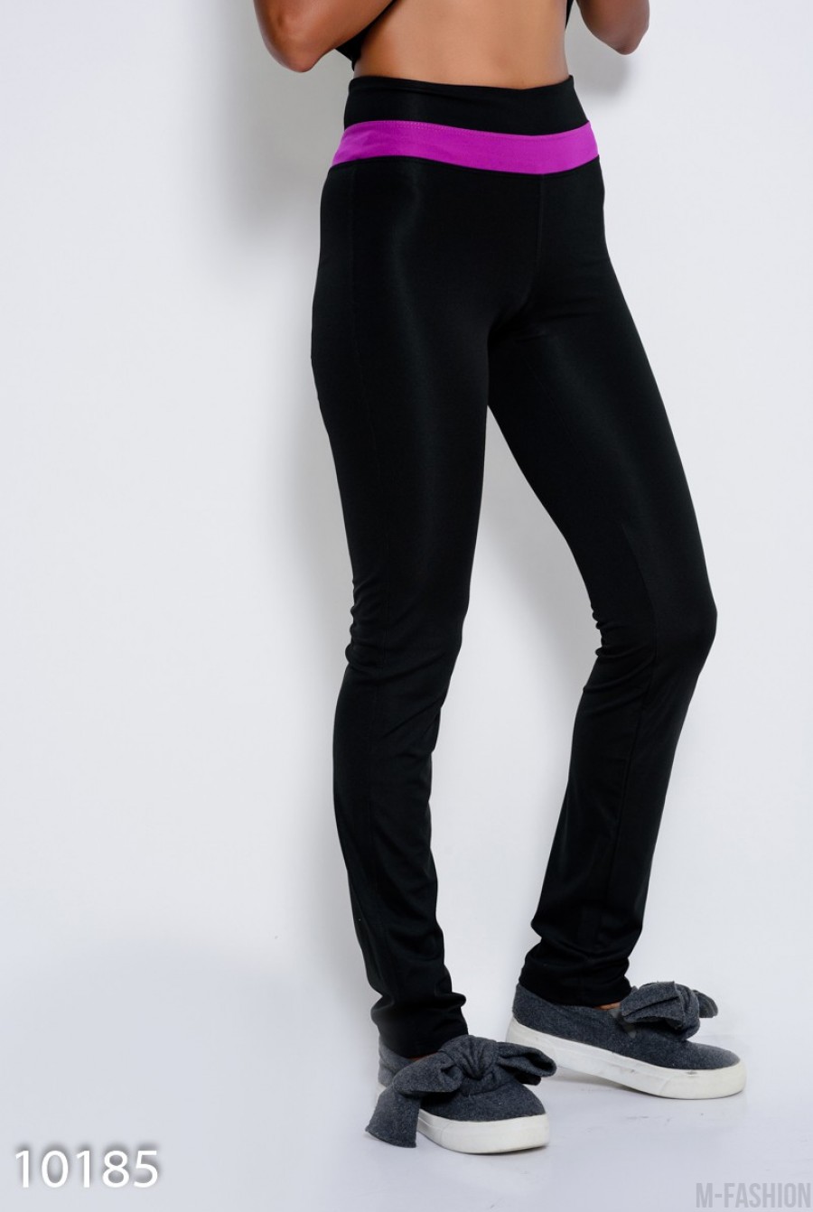 Черные эластичные спортивные штаны с фиолетовой вставкой на поясе- Фото 3